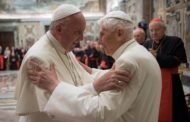 Ratzinger difende l'operato di Papa Francesco